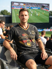 Herren-T-Shirt in Schwarz mit klassischem deutschen Fußball-Print, lässiger V-Ausschnitt