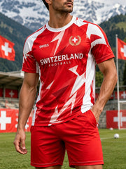 Herren-Set bestehend aus sportlichem T-Shirt mit Fußballmotiv und Raglanärmeln sowie Kurzarm-T-Shirt