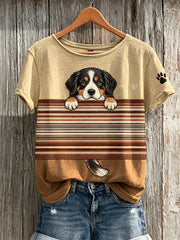 Damen-T-Shirt mit farbblockiertem Aufdruck und kurzen Ärmeln, mit einem Bernhardiner im Peek-a-Boo-Stil
