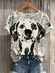 Damen-T-Shirt mit Kurzarm und Kunstdruck im Patchwork-Stil: Dalmatinerhund und Pfotenabdrücke auf Zeitungsmuster