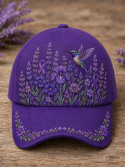 Unisex-Mütze in Lila mit Blumen- und Kolibri‑Muster zur Sensibilisierung für die Alzheimer‑Krankheit