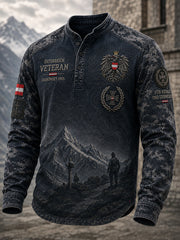 Herren-T-Shirt im österreichischen Militärstil mit Aufdruck und Knöpfen, lässig geschnitten
