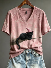 Frauen-Halloween-Druck-T-Shirt mit fliegender, flauschiger Hexenkatze auf einem Besen und kurzen Ärmeln