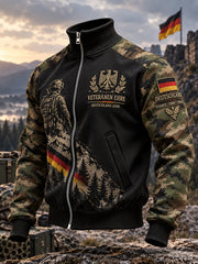 Herren-Jacke mit Grafikdruck und hoher Kragenpartie zum Gedenken an Veteranen