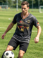 Herren-T-Shirt in Schwarz mit klassischem deutschen Fußball-Print, lässiger V-Ausschnitt