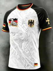 Herren-T-Shirt im deutschen Fußball-Design, schwarz-weiß in Blockfarben gehalten, lässig mit abfallender Schulterpartie