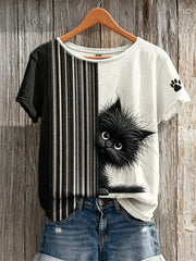 Damen-T-Shirt mit kontrastierendem Print: Aus dem Ärmel guckende schwarze Katze und Pfotenabdrücke, kurze Ärmel