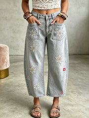 Lange Damenjeans mit floralem Stickereimuster