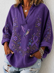 Damen-Shirt mit violetter Blumen- und Kolibri-Print-Aufmachung zur Sensibilisierung für die Alzheimer-Krankheit, V-Ausschnitt