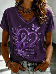 Damen-T-Shirt mit violetter Blumen-Print-Optik und V-Ausschnitt