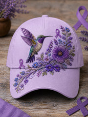 Unisex-Mütze in Lila mit Blumen- und Kolibri‑Muster zur Sensibilisierung für die Alzheimer‑Krankheit