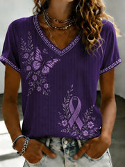 Damen-T-Shirt mit violetter Blumen-Print-Optik und V-Ausschnitt