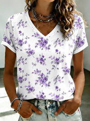 Damen-T-Shirt mit violetter Blumen-Print-Optik und V-Ausschnitt