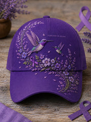 Unisex-Mütze in Lila mit Blumen- und Kolibri‑Muster zur Sensibilisierung für die Alzheimer‑Krankheit