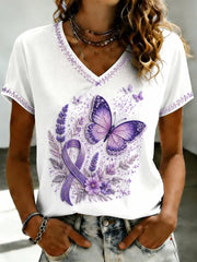 Damen-T-Shirt mit violetter Blumen-Print-Optik und V-Ausschnitt