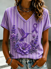 Damen-T-Shirt mit violetter Blumen-Print-Optik und V-Ausschnitt