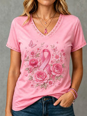 Damen-T-Shirt in Pink mit Blumenmuster zur Unterstützung der Brustkrebsaufklärung und V-Ausschnitt
