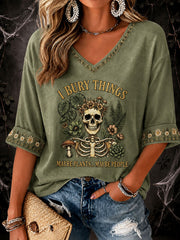 Damen-Halloween-Floral‑Freizeit‑T‑Shirt mit dem Spruch „Ich begrabe Dinge, vielleicht Pflanzen, vielleicht Menschen“