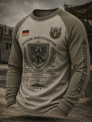 Herren-Top aus Waffelstrick mit Raglanärmeln und militärinspiriertem Grafikdruck