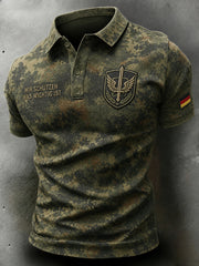 Herren-Poloshirt mit kurzen Ärmeln und militärischem Gedenkdruck