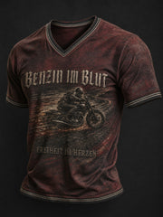 Herren-T-Shirt mit Aufdruck „BENZIN IM BLUT FREIHEIT IM HERZEN“ und V-Ausschnitt