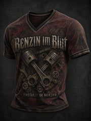 Herren-T-Shirt mit Aufdruck „BENZIN IM BLUT FREIHEIT IM HERZEN“ und V-Ausschnitt
