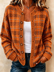 Damen-Cardigan mit Karo druck im Herbst