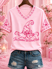 Damen-T-Shirt mit V-Ausschnitt und Aufdruck „IM OKTOBER TRAGEN WIR ROSA“