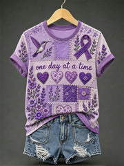 Damen-T-Shirt mit lila Blumenmuster und Aufdruck zur Sensibilisierung für Alzheimer