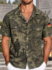 Herren-Hemd mit kurzen Ärmeln und grafischem Veteranen-Gedenk-Print