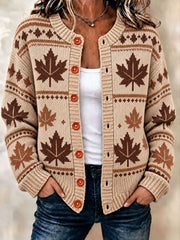 Damen-Strickjacke im Karo-Design mit Ahornblatt-Muster für den Herbst
