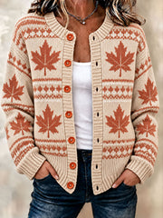 Damen-Strickjacke im Karo-Design mit Ahornblatt-Muster für den Herbst