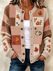 Damen-Strickjacke im Cardigan-Stil mit Herbstmotiv: Ahornblätter, Kürbisse und Katzen
