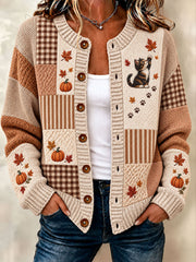 Damen-Strickjacke im Cardigan-Stil mit Herbstmotiv: Ahornblätter, Kürbisse und Katzen